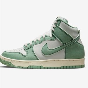 Women’s Nike Dunks. Size 8.5